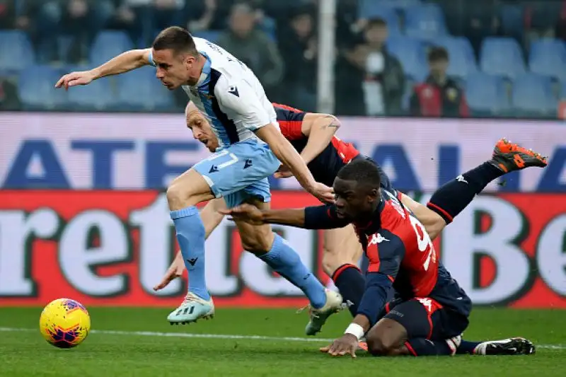I biancocelesti si impongono per 3-2 in casa del Genoa, al termine di una partita combattuta.