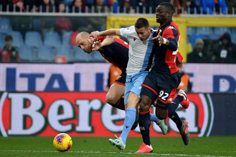 I biancocelesti si impongono per 3-2 in casa del Genoa, al termine di una partita combattuta.