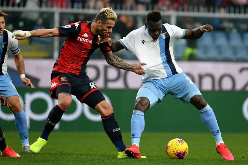 I biancocelesti si impongono per 3-2 in casa del Genoa, al termine di una partita combattuta.
