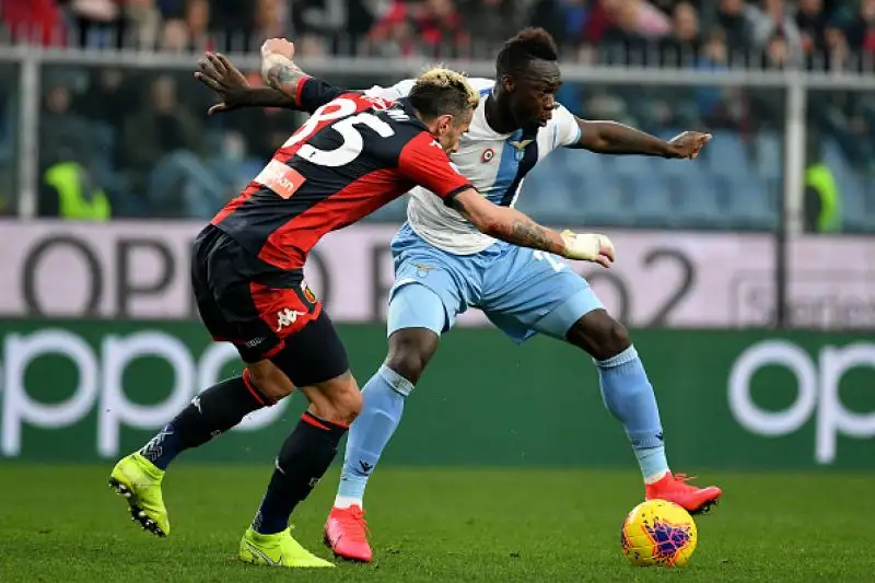 I biancocelesti si impongono per 3-2 in casa del Genoa, al termine di una partita combattuta.