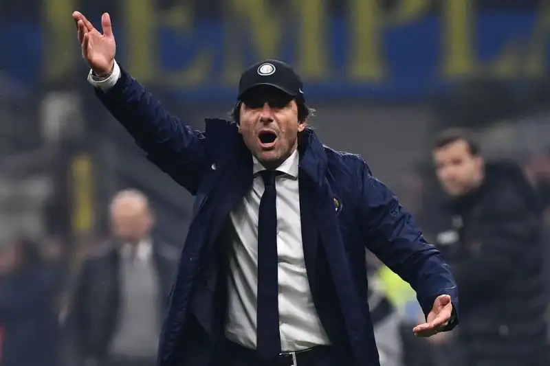 Nerazzurri in svantaggio di due reti nell'intervallo, ma finisce 4-2, e ora Conte è a pari punti con la Vecchia Signora.