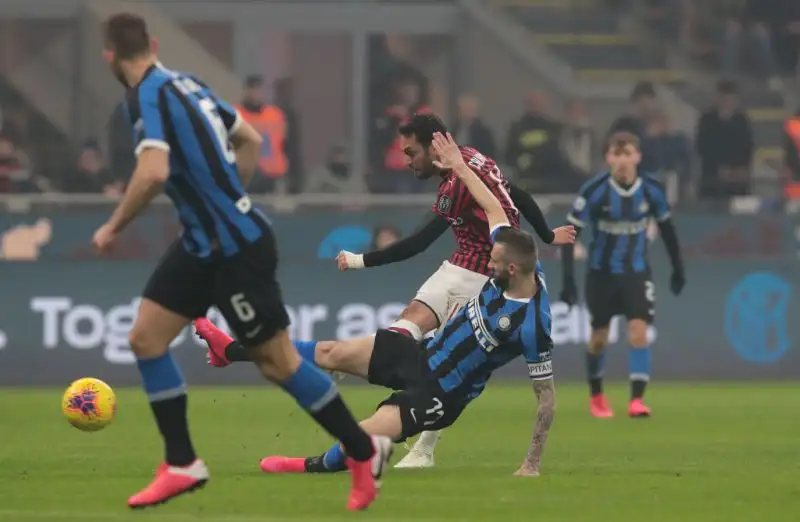 Nerazzurri in svantaggio di due reti nell'intervallo, ma finisce 4-2, e ora Conte è a pari punti con la Vecchia Signora.