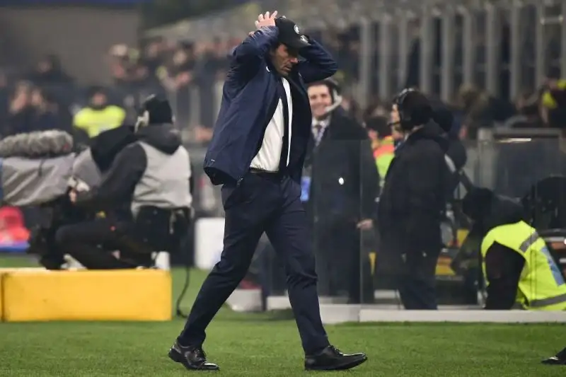 Nerazzurri in svantaggio di due reti nell'intervallo, ma finisce 4-2, e ora Conte è a pari punti con la Vecchia Signora.
