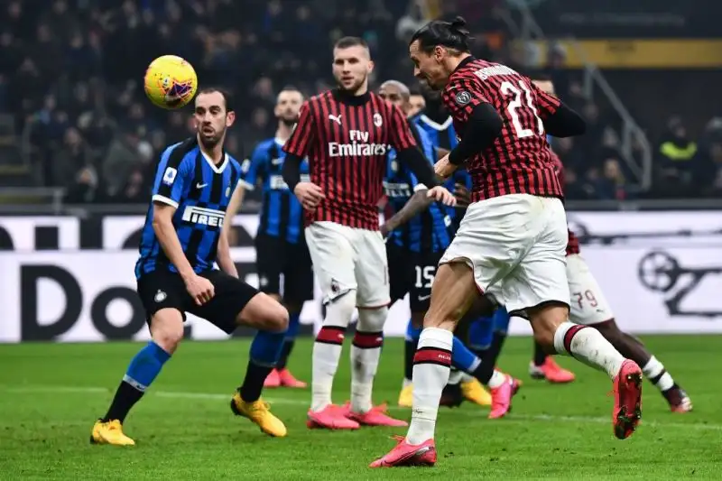 Nerazzurri in svantaggio di due reti nell'intervallo, ma finisce 4-2, e ora Conte è a pari punti con la Vecchia Signora.