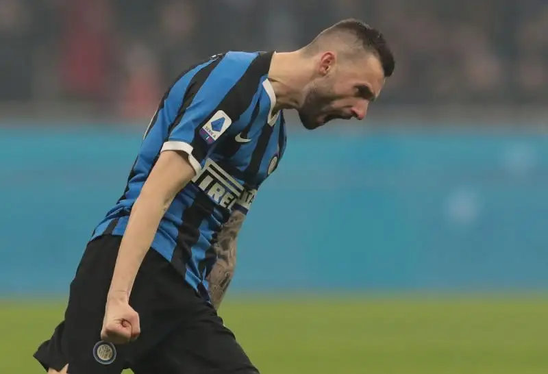 Nerazzurri in svantaggio di due reti nell'intervallo, ma finisce 4-2, e ora Conte è a pari punti con la Vecchia Signora.