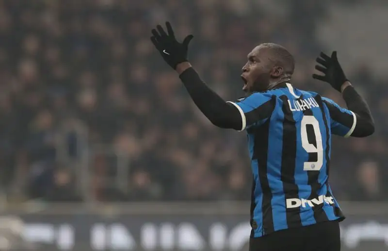 Nerazzurri in svantaggio di due reti nell'intervallo, ma finisce 4-2, e ora Conte è a pari punti con la Vecchia Signora.