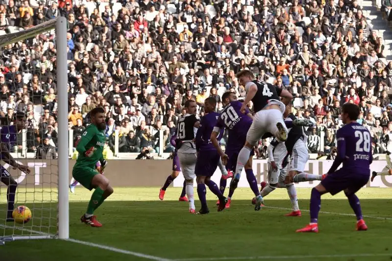 Per la squadra di Sarri doppietta dal dischetto di Cristiano Ronaldo e gol di De Ligt.