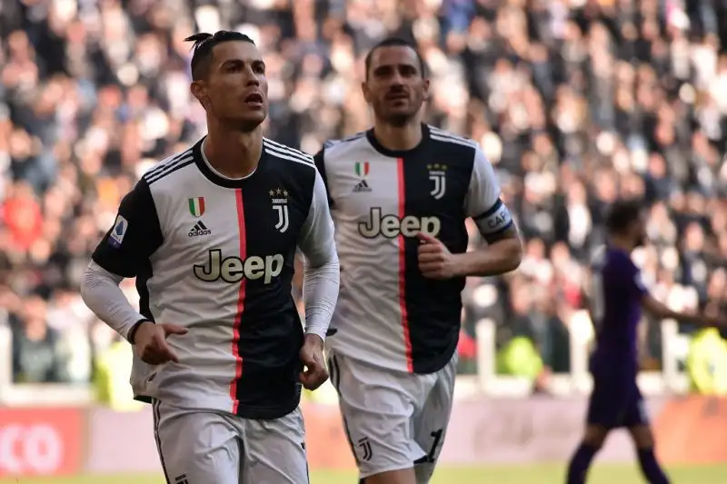 Per la squadra di Sarri doppietta dal dischetto di Cristiano Ronaldo e gol di De Ligt.