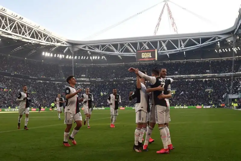 Per la squadra di Sarri doppietta dal dischetto di Cristiano Ronaldo e gol di De Ligt.