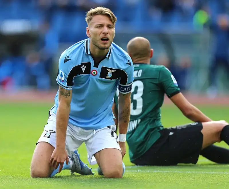 Biancocelesti in gol con Luis Alberto e Correa, annullati due gol al Bologna dal VAR.