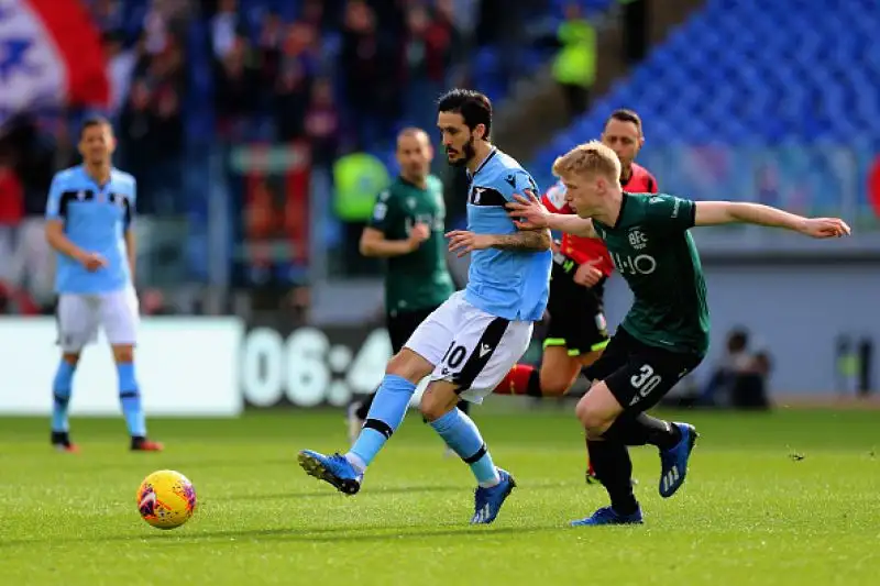 Biancocelesti in gol con Luis Alberto e Correa, annullati due gol al Bologna dal VAR.
