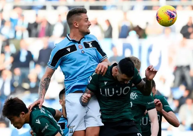 Biancocelesti in gol con Luis Alberto e Correa, annullati due gol al Bologna dal VAR.