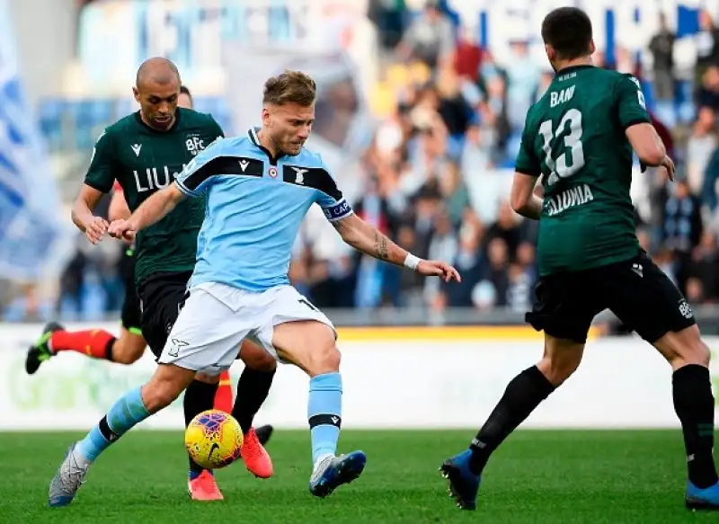Biancocelesti in gol con Luis Alberto e Correa, annullati due gol al Bologna dal VAR.