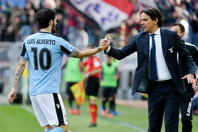 Biancocelesti in gol con Luis Alberto e Correa, annullati due gol al Bologna dal VAR.