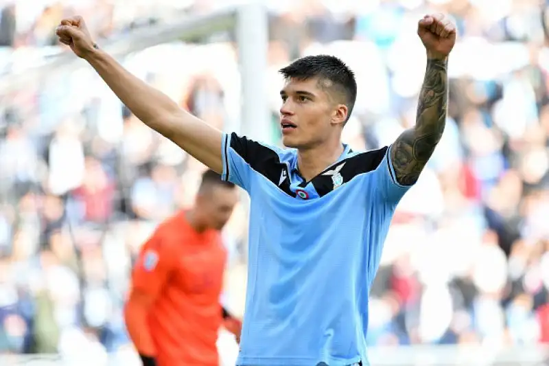 Biancocelesti in gol con Luis Alberto e Correa, annullati due gol al Bologna dal VAR.