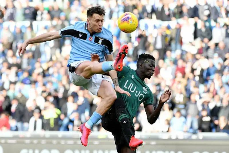 Biancocelesti in gol con Luis Alberto e Correa, annullati due gol al Bologna dal VAR.