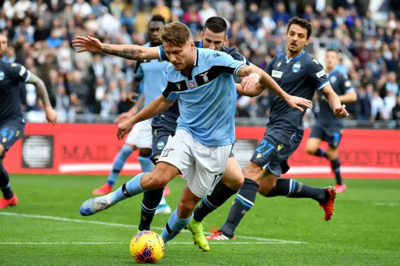  Per i padroni di casa doppiette di Immobile e Caicedo e rete di Adekanye, per gli ospiti gol della bandiera di Missiroli.