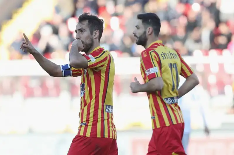 In vantaggio con un rigore di Mancosu i padroni di casa vengono raggiunti da una rete di Petagna ad inizio ripresa ma trovano poi con Majer il gol vittoria.