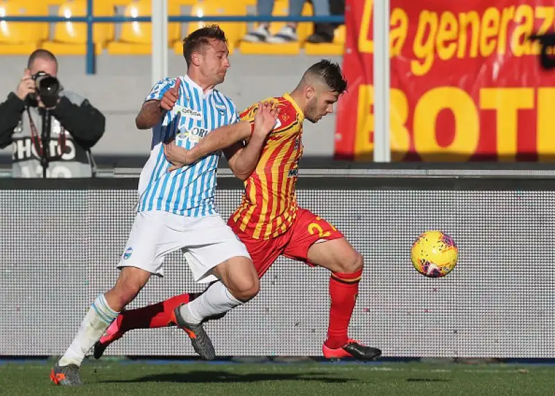 In vantaggio con un rigore di Mancosu i padroni di casa vengono raggiunti da una rete di Petagna ad inizio ripresa ma trovano poi con Majer il gol vittoria.