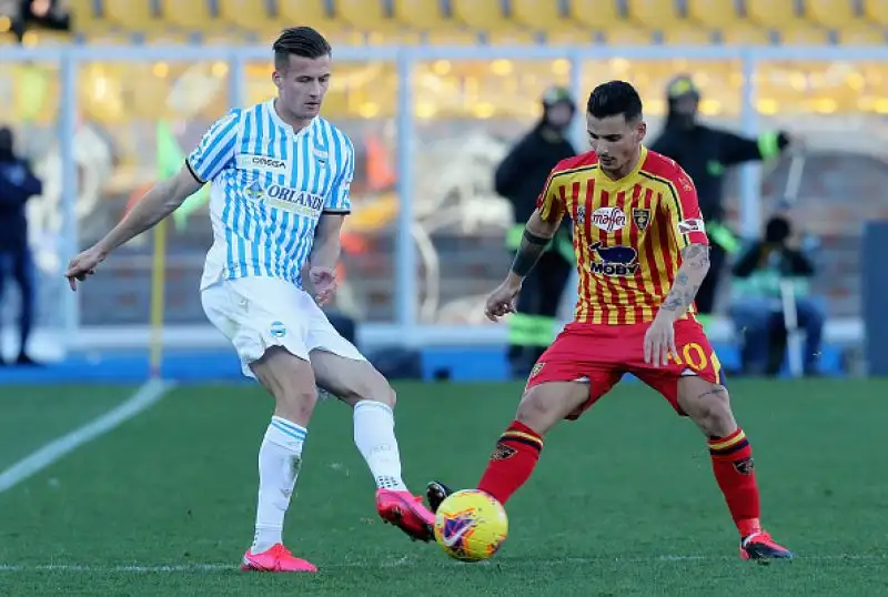 In vantaggio con un rigore di Mancosu i padroni di casa vengono raggiunti da una rete di Petagna ad inizio ripresa ma trovano poi con Majer il gol vittoria.