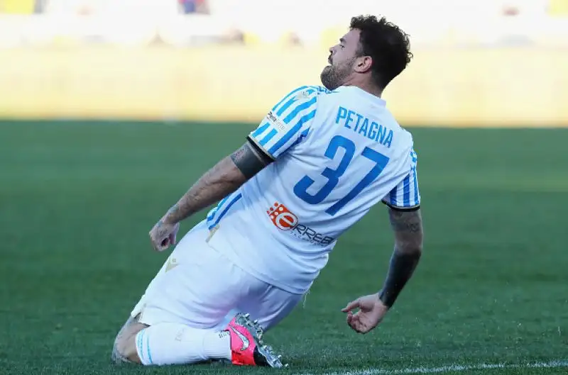 In vantaggio con un rigore di Mancosu i padroni di casa vengono raggiunti da una rete di Petagna ad inizio ripresa ma trovano poi con Majer il gol vittoria.