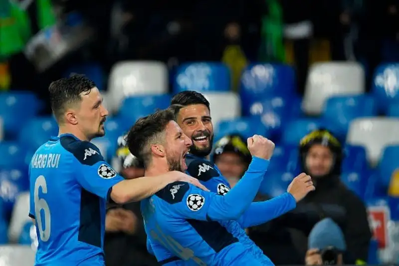 Gli azzurri giocano meglio di Messi e compagni, il belga segna il gol che gli permette di raggiungere Hamsik, poi finisce 1-1.