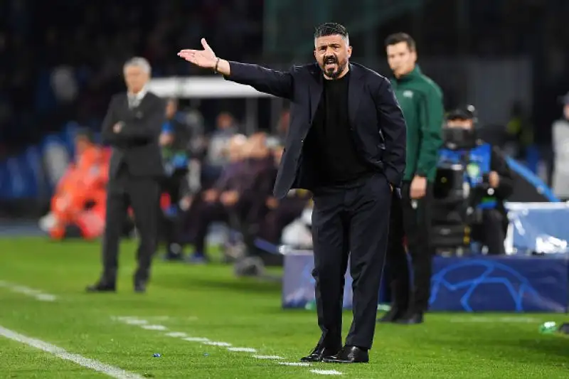 Gli azzurri giocano meglio di Messi e compagni, il belga segna il gol che gli permette di raggiungere Hamsik, poi finisce 1-1.