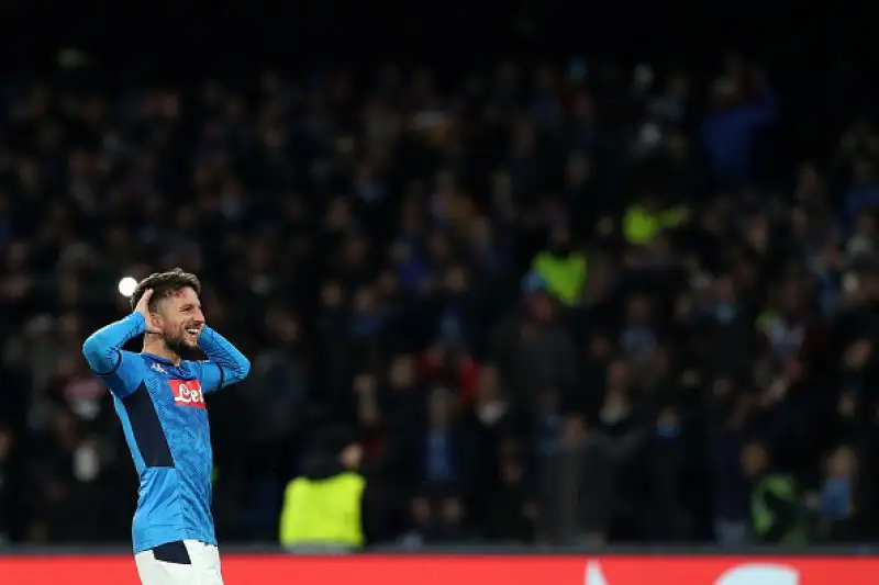 Gli azzurri giocano meglio di Messi e compagni, il belga segna il gol che gli permette di raggiungere Hamsik, poi finisce 1-1.