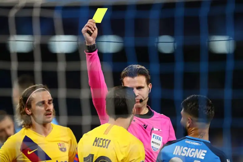 Gli azzurri giocano meglio di Messi e compagni, il belga segna il gol che gli permette di raggiungere Hamsik, poi finisce 1-1.