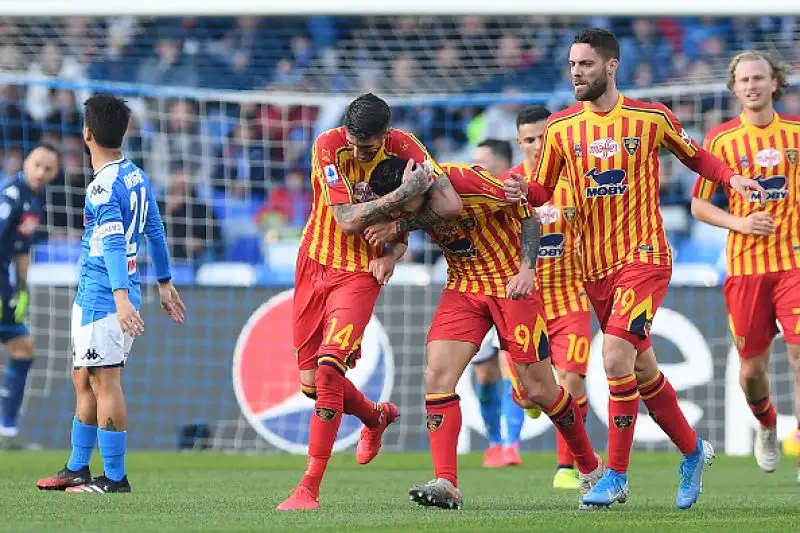 Gli uomini di Liverani passano in vantaggio con Lapadula ma raggiunti da Milik. L'ex Milan porta di nuovo avanti i pugliesi che calano il tris con Mancosu. Callejon fissa il punteggio sul 3-2