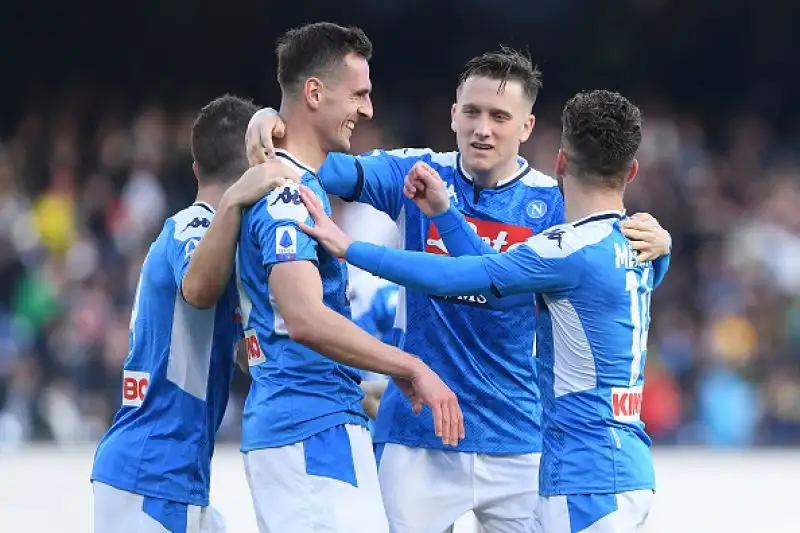 Gli uomini di Liverani passano in vantaggio con Lapadula ma raggiunti da Milik. L'ex Milan porta di nuovo avanti i pugliesi che calano il tris con Mancosu. Callejon fissa il punteggio sul 3-2