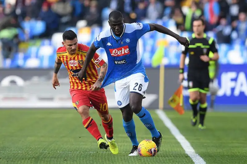 Gli uomini di Liverani passano in vantaggio con Lapadula ma raggiunti da Milik. L'ex Milan porta di nuovo avanti i pugliesi che calano il tris con Mancosu. Callejon fissa il punteggio sul 3-2