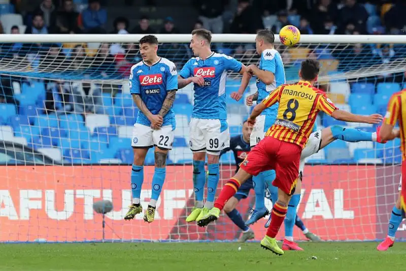 Gli uomini di Liverani passano in vantaggio con Lapadula ma raggiunti da Milik. L'ex Milan porta di nuovo avanti i pugliesi che calano il tris con Mancosu. Callejon fissa il punteggio sul 3-2