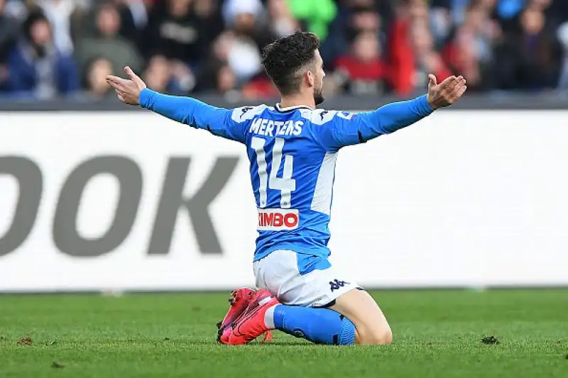 Gli uomini di Liverani passano in vantaggio con Lapadula ma raggiunti da Milik. L'ex Milan porta di nuovo avanti i pugliesi che calano il tris con Mancosu. Callejon fissa il punteggio sul 3-2