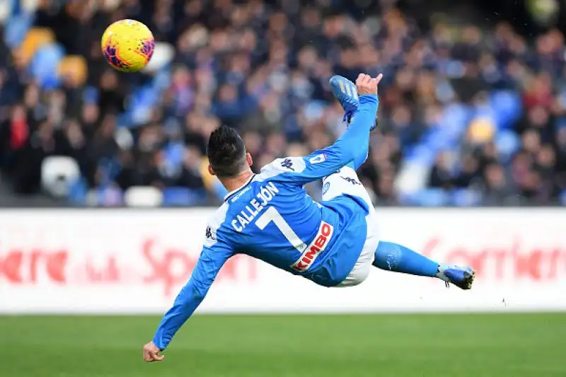 Gli uomini di Liverani passano in vantaggio con Lapadula ma raggiunti da Milik. L'ex Milan porta di nuovo avanti i pugliesi che calano il tris con Mancosu. Callejon fissa il punteggio sul 3-2