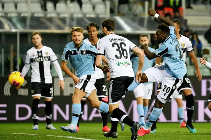 Caicedo manda in orbita i biancocelesti, che accorciano sulla capolista e si candidano prepotentemente per lo scudetto.