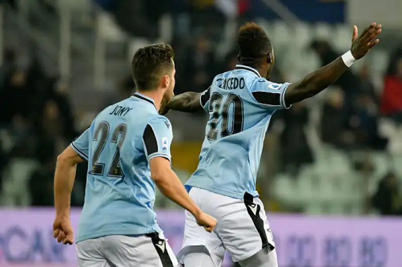 Caicedo manda in orbita i biancocelesti, che accorciano sulla capolista e si candidano prepotentemente per lo scudetto.