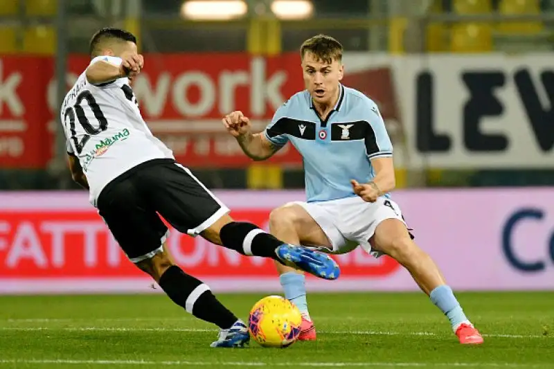 Caicedo manda in orbita i biancocelesti, che accorciano sulla capolista e si candidano prepotentemente per lo scudetto.
