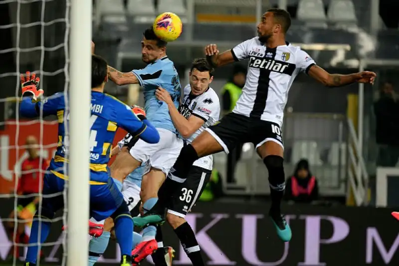 Caicedo manda in orbita i biancocelesti, che accorciano sulla capolista e si candidano prepotentemente per lo scudetto.