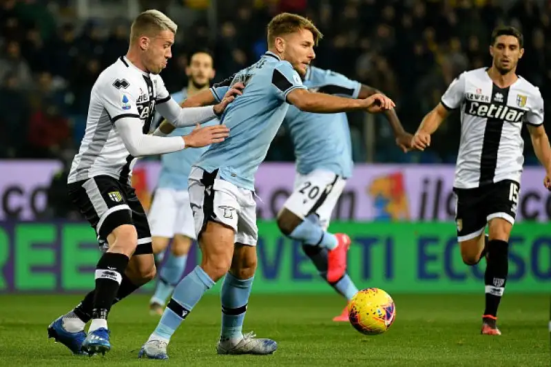 Caicedo manda in orbita i biancocelesti, che accorciano sulla capolista e si candidano prepotentemente per lo scudetto.