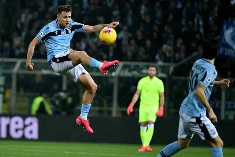 Caicedo manda in orbita i biancocelesti, che accorciano sulla capolista e si candidano prepotentemente per lo scudetto.