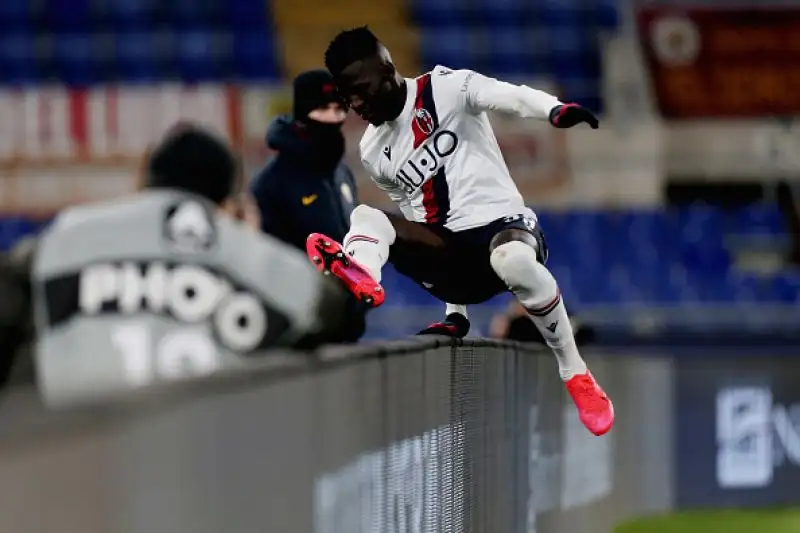 In gol Orsolini e Barrow con una doppietta, gli ospiti potrebbero dilagare ma i giallorossi tornano in partita: rimonta però solo sfiorata.