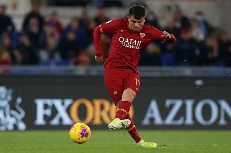 Nel posticipo della venticinquesima giornata di serie A, i capitolini hanno superato per 4-0 il Lecce (Under, Mkhitaryan, Dzeko, Kolarov), portandosi a 42 punti, a -3 dall'Atalanta.