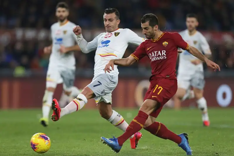 Nel posticipo della venticinquesima giornata di serie A, i capitolini hanno superato per 4-0 il Lecce (Under, Mkhitaryan, Dzeko, Kolarov), portandosi a 42 punti, a -3 dall'Atalanta.