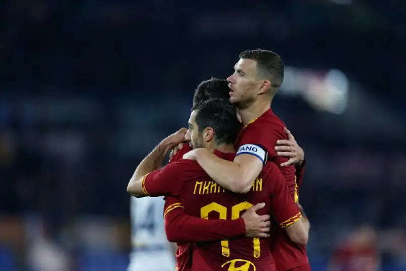 Nel posticipo della venticinquesima giornata di serie A, i capitolini hanno superato per 4-0 il Lecce (Under, Mkhitaryan, Dzeko, Kolarov), portandosi a 42 punti, a -3 dall'Atalanta.