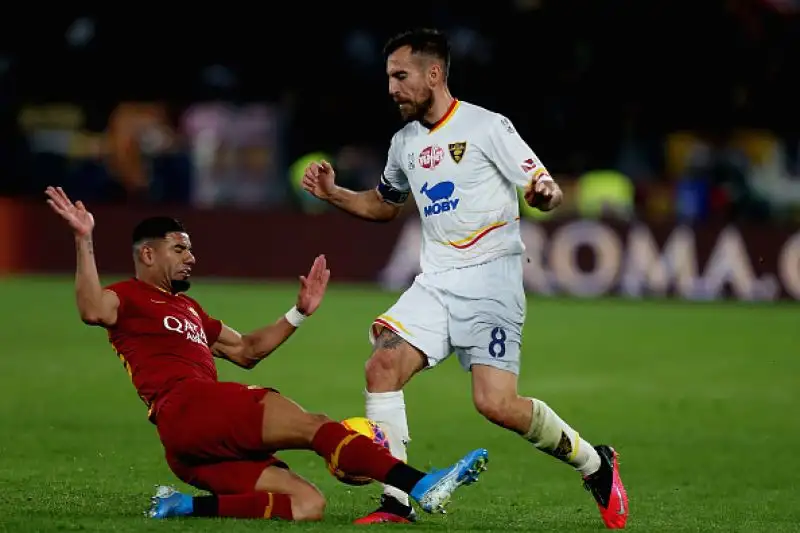 Nel posticipo della venticinquesima giornata di serie A, i capitolini hanno superato per 4-0 il Lecce (Under, Mkhitaryan, Dzeko, Kolarov), portandosi a 42 punti, a -3 dall'Atalanta.