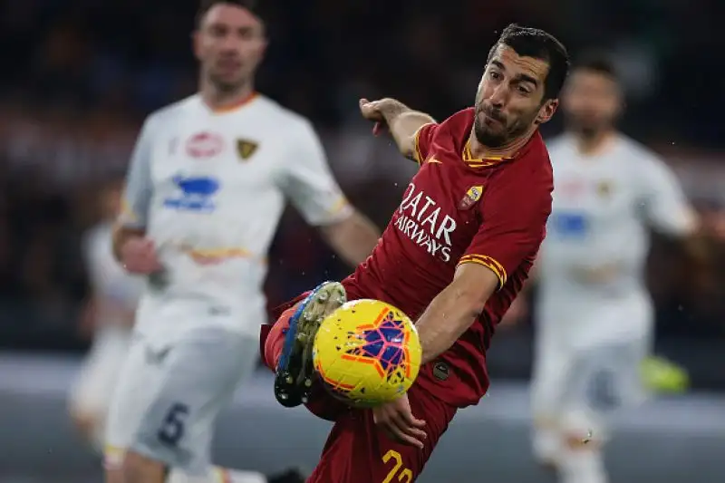 Nel posticipo della venticinquesima giornata di serie A, i capitolini hanno superato per 4-0 il Lecce (Under, Mkhitaryan, Dzeko, Kolarov), portandosi a 42 punti, a -3 dall'Atalanta.