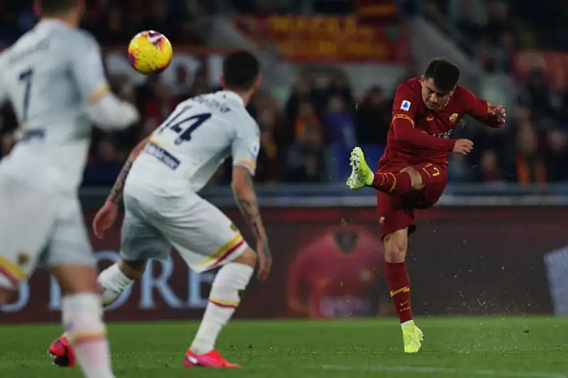 Nel posticipo della venticinquesima giornata di serie A, i capitolini hanno superato per 4-0 il Lecce (Under, Mkhitaryan, Dzeko, Kolarov), portandosi a 42 punti, a -3 dall'Atalanta.
