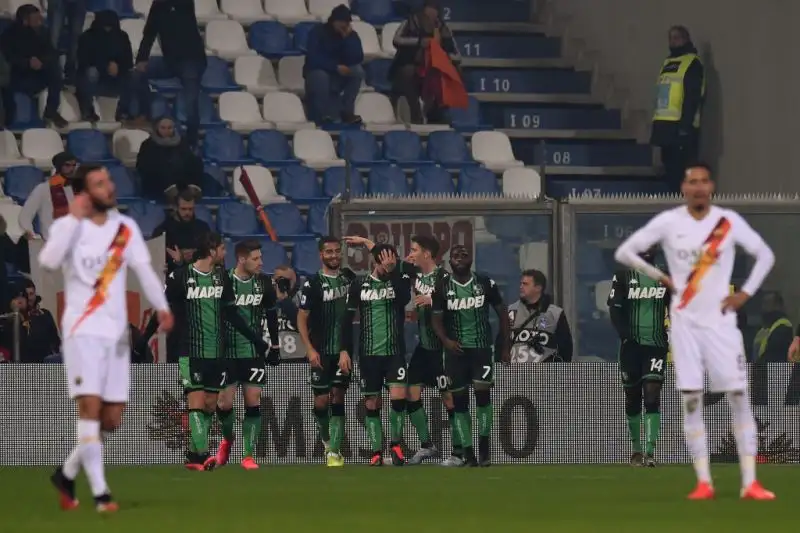 Per la squadra di De Zerbi gol di Djuricic, Boga e doppietta di Caputo. Per i capitolini in gol Dzeko e Veretuot su calcio di rigore.