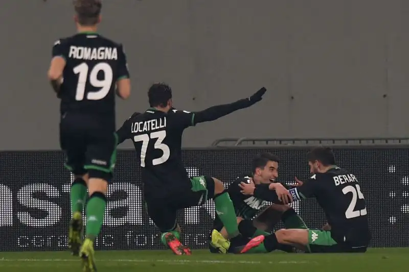 Per la squadra di De Zerbi gol di Djuricic, Boga e doppietta di Caputo. Per i capitolini in gol Dzeko e Veretuot su calcio di rigore.